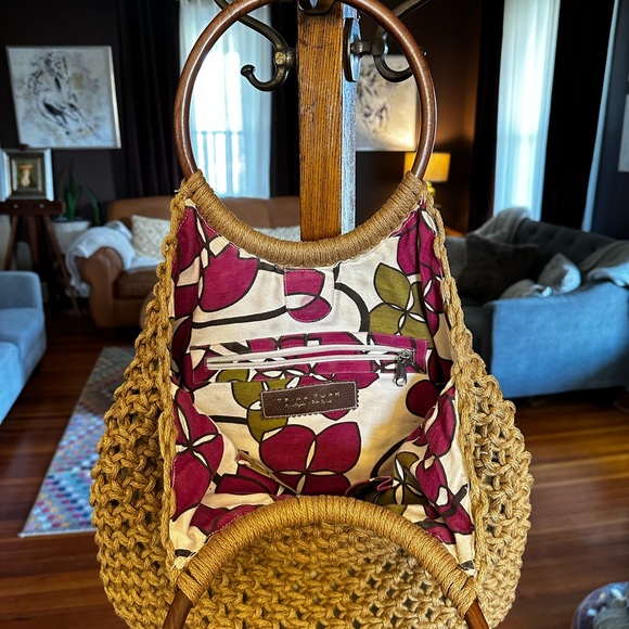 Rare Large Trina Turk Vintage crochet Macrame Jute Tote Vintage wooden handles - Picture 5 of 5